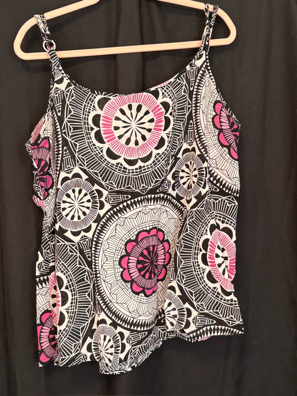 Women’s Bohemian-style camisole tank top w/ a bold, graphic mandala. Sz 1x